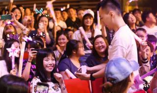 邓紫棋演唱会变求婚现场