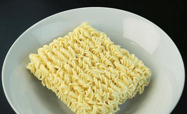 泡面弯曲设计的流体力学（方便面弯曲原理）